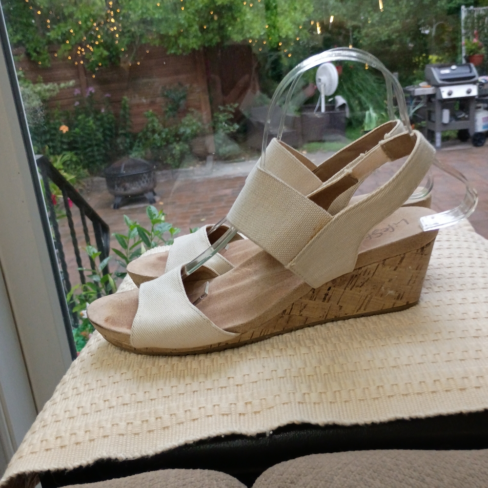 LifeStride Women's Maldives Wedge Sandals Almond Milk.Size 8.5